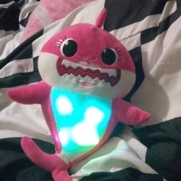 Mommy shark stuffy - Picture 4 of 5